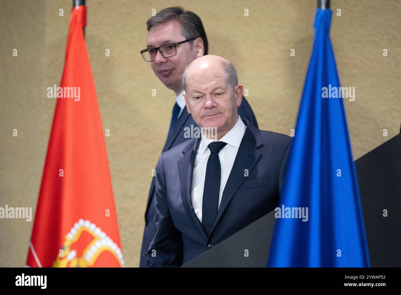 Freiberg, Deutschland. Dezember 2024. Bundeskanzler Olaf Scholz (SPD, r) und Aleksandar Vucic, Präsident der Republik Serbien, nehmen an einer Pressekonferenz im Stadt- und Bergbaumuseum Teil. Thema des Treffens im Erzgebirge ist die nachhaltige Lithiumgewinnung für Batterien für Elektroautos. Quelle: Sebastian Kahnert/dpa/Alamy Live News Stockfoto