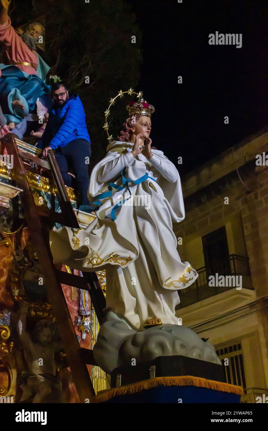 Cospicua, Malta - 6. Dezember 2024. Traditionelle Religiöse Prozession Mit Dekorativen Statuen Unter Dem Nachthimmel Stockfoto