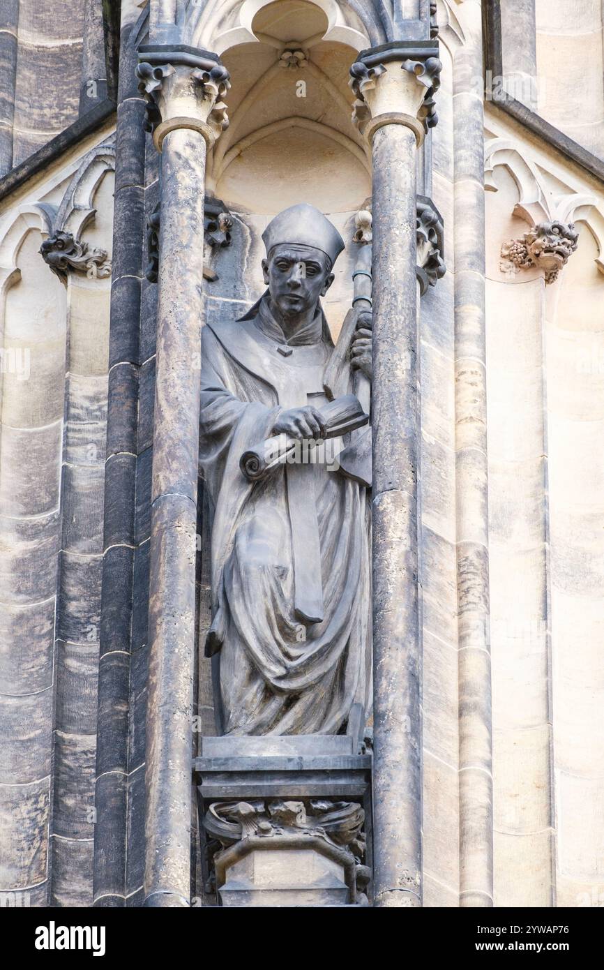 Prag, Tschechische Republik, Tschechien. Statue des Erzbischofs Arnošt von Pardubice, Kathedrale St. Veit Stockfoto