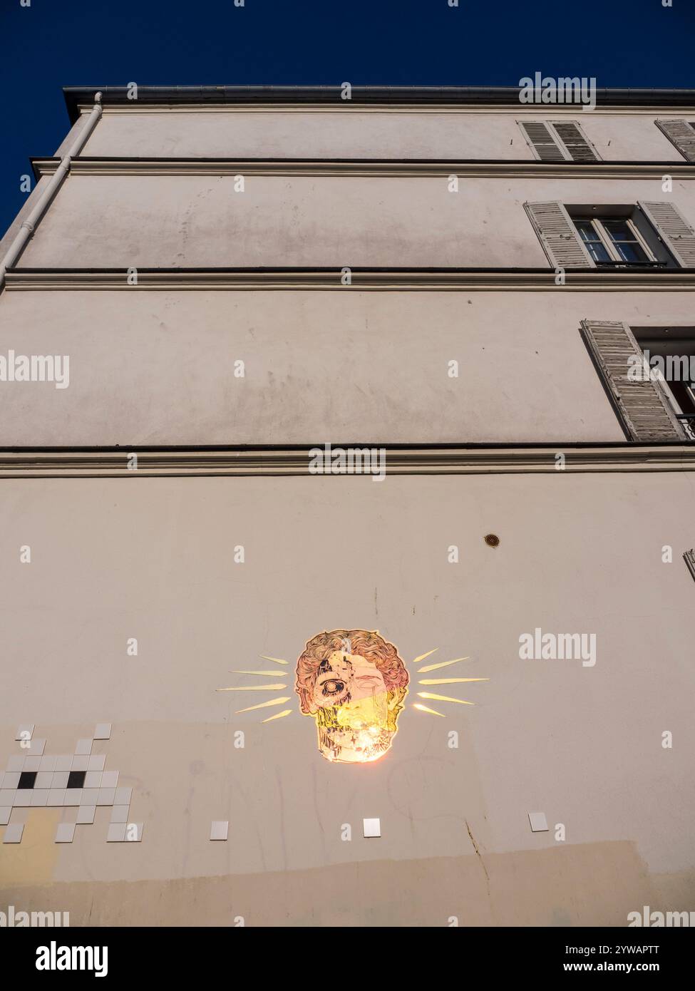 Reflektierendes Gesicht mit Lichtstrahl, Street Art, Montmartre, Paris, Frankreich, Europa, EU. Stockfoto