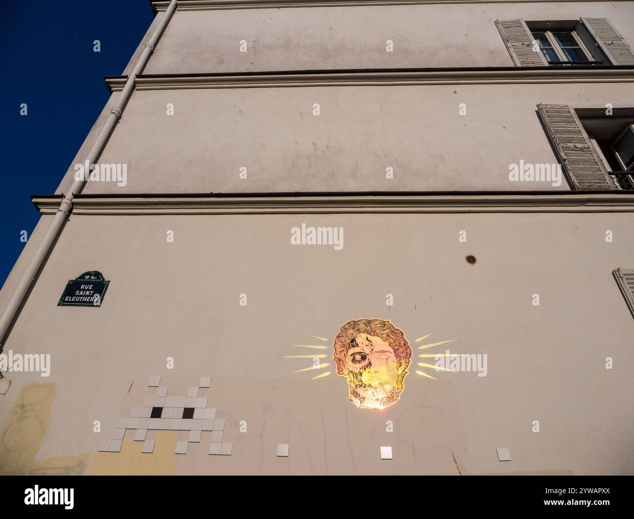 Reflektierendes Gesicht mit Lichtstrahl, Street Art, Montmartre, Paris, Frankreich, Europa, EU. Stockfoto