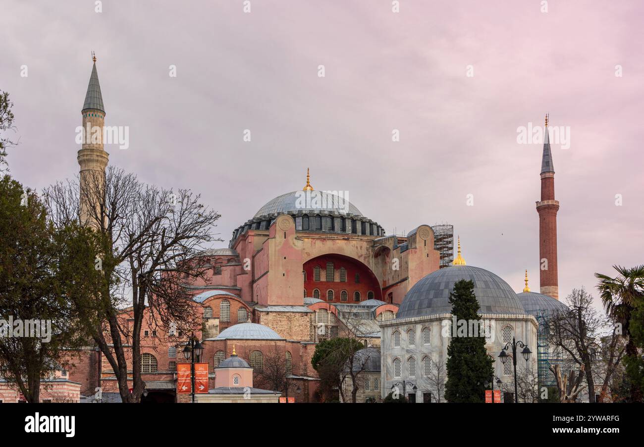 Die berühmte Hagia Sophia in Istanbul, Türkei, wurde an einem bewölkten Tag festgehalten und zeigt ihre historische Architektur, Kuppeln und Minarette als Symbol der Kultur Stockfoto