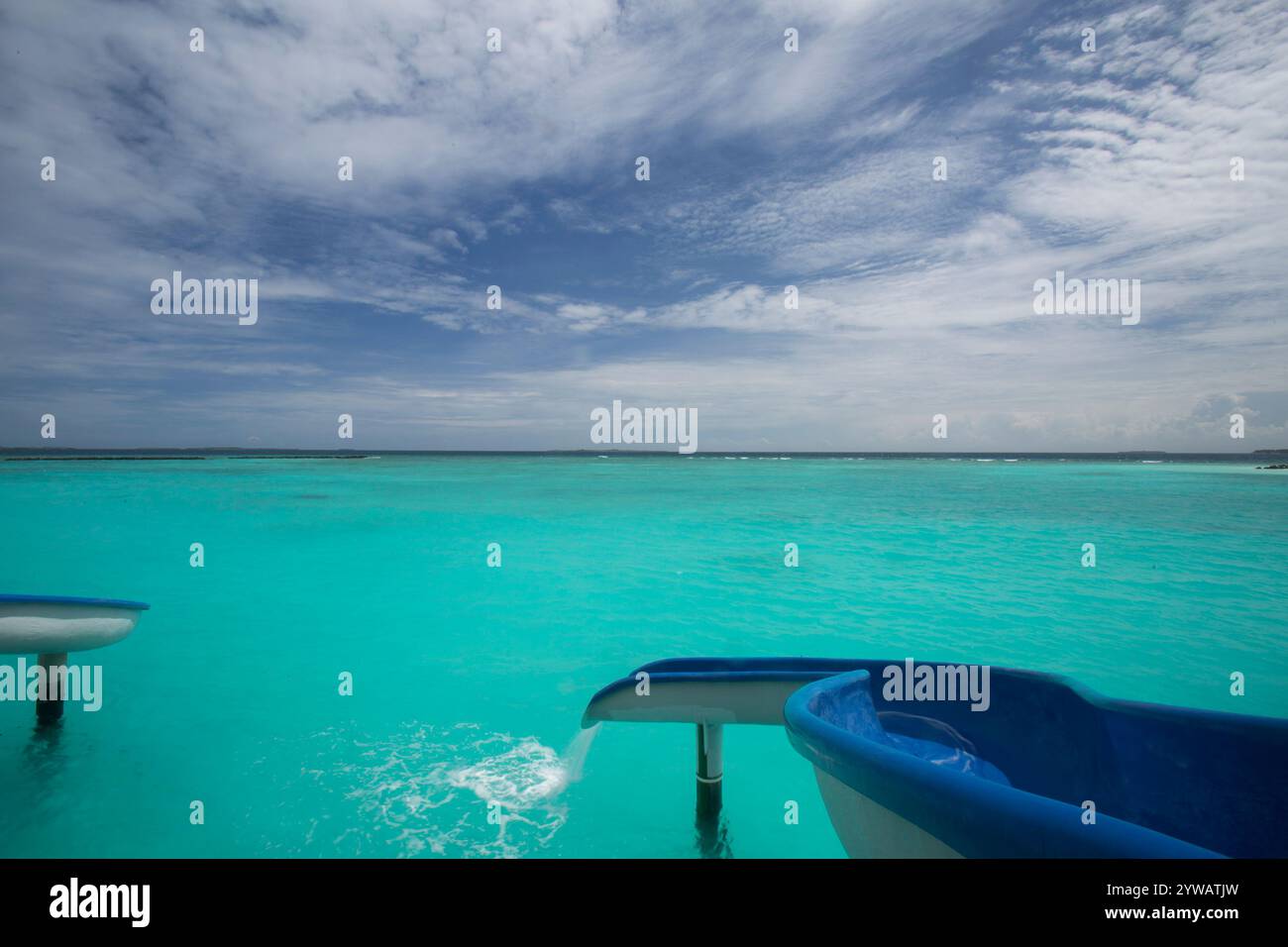 Eine Wasserrutsche in den Indischen Ozean vor einer Wasservilla auf den Malediven Stockfoto Eine Wasserrutsche in den Indischen Ozean vor einer Wasservilla auf den Malediven Stockfoto