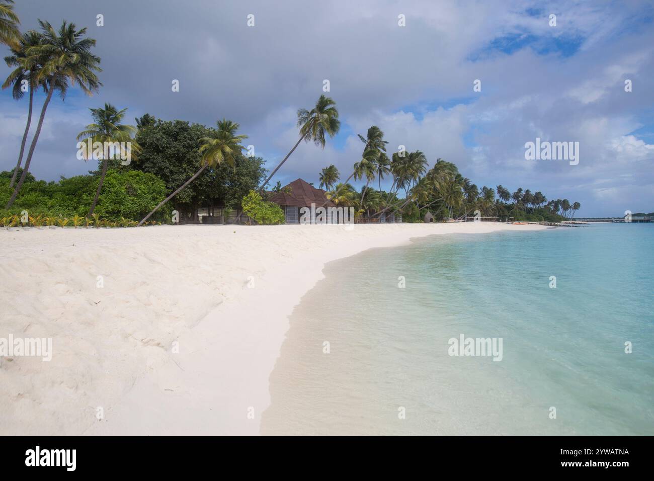 Weiße Sandstrände mit wunderschönem blauen Wasser auf den Malediven, Noonu Atoll Stockfoto Weiße Sandstrände mit wunderschönem blauen Wasser auf den Malediven, Noonu Atoll Stockfoto