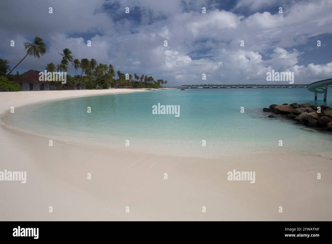 Weiße Sandstrände mit wunderschönem blauen Wasser auf den Malediven, Noonu Atoll Stockfoto Weiße Sandstrände mit wunderschönem blauen Wasser auf den Malediven, Noonu Atoll Stockfoto