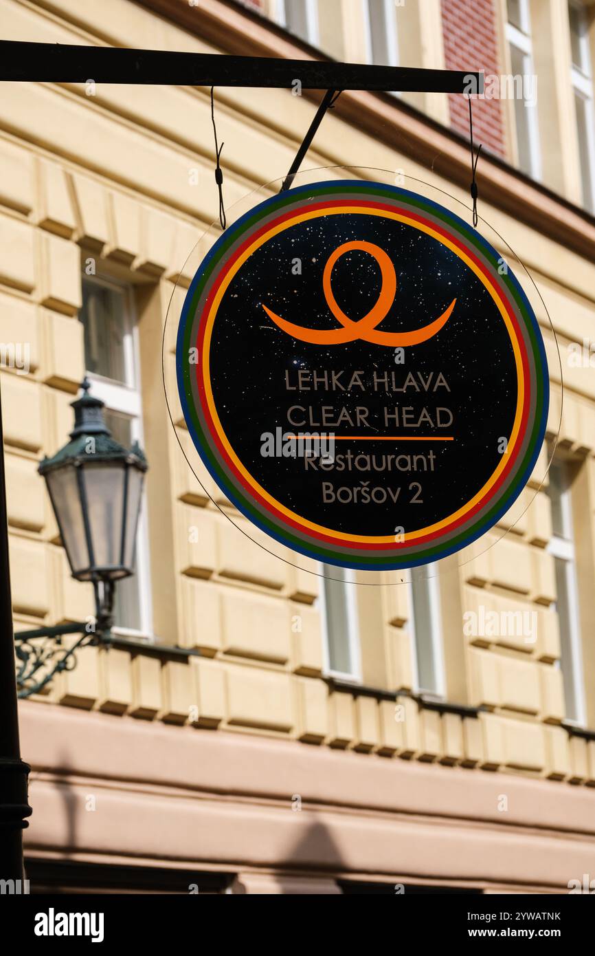 Schild für Lehka Hlava, ein vegetarisches Restaurant. Prag, Tschechische Republik, Tschechien. Stockfoto