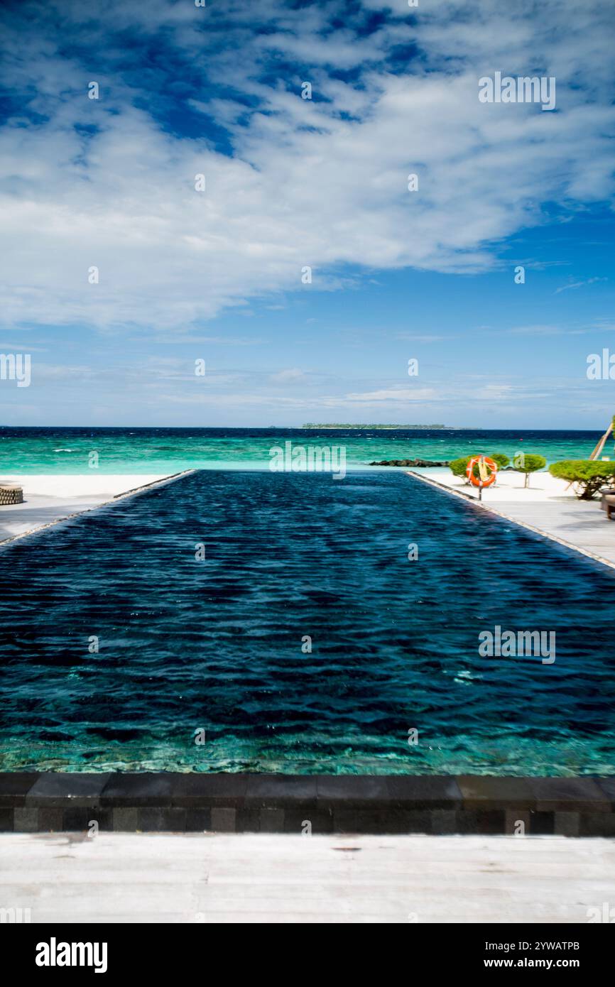 Infinity-Pool mit Blick auf den Indischen Ozean auf den Malediven, Noonu Atoll Stockfoto Infinity-Pool mit Blick auf den Indischen Ozean auf den Malediven, Noonu Atoll Stockfoto