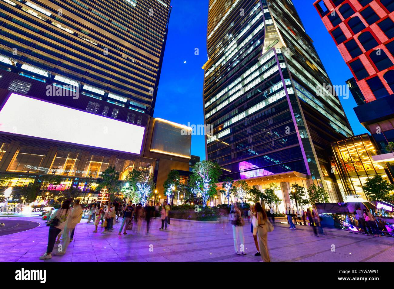 BANGKOK - 6. Dezember 2024 : One Bangkok, ein modernes Wohnimmobilienprojekt von Weltklasse, zusammen mit einem Hotel und IT-Geschäft, ist eine neue Wahrzeichen Stadt Stockfoto