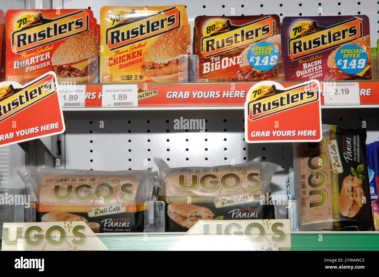 Regal mit Mikrowellen-Rustler-Burgern Stockfoto