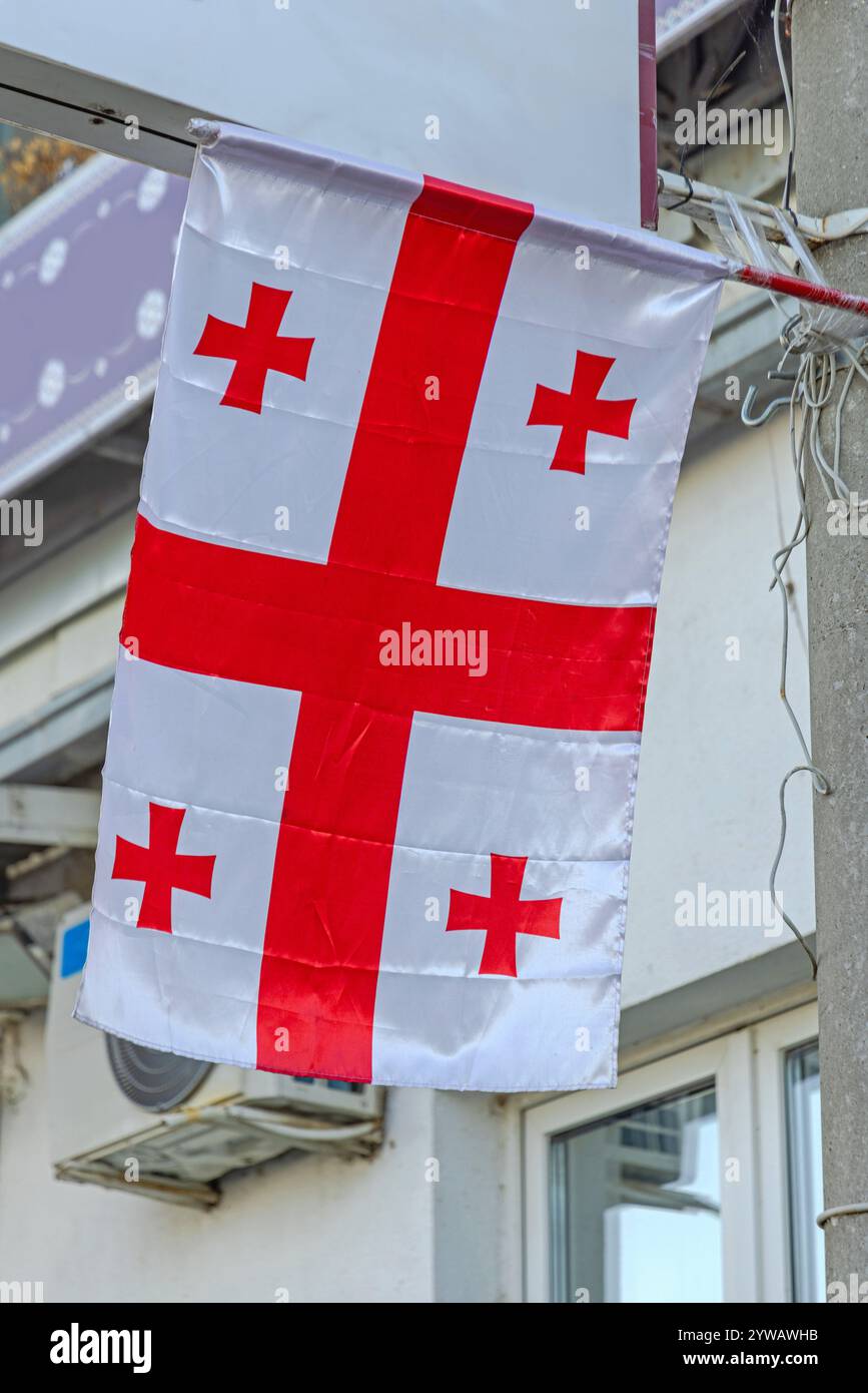 Rotes Kreuz am weißen Hintergrund Nationalflagge von Georgia hängt Stockfoto
