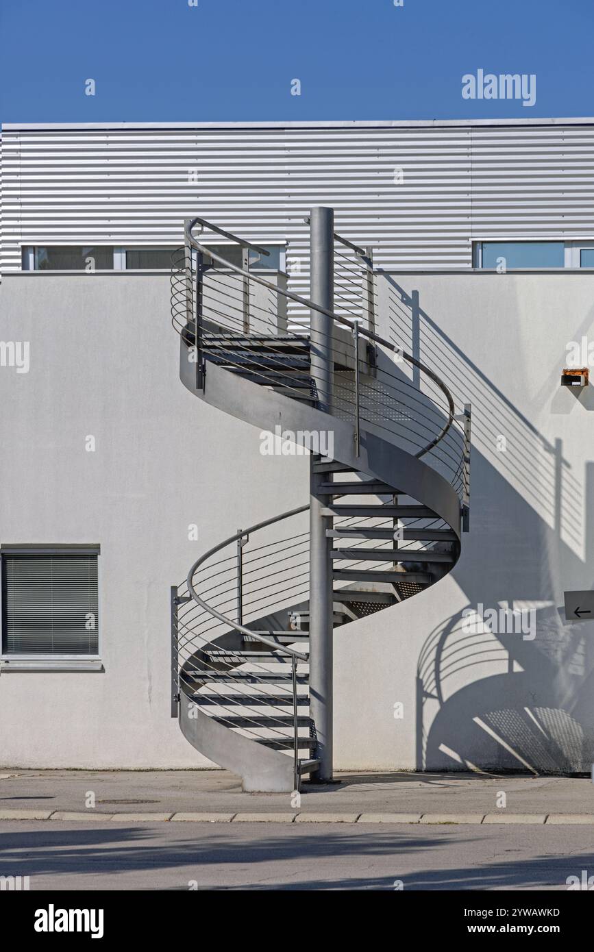 Metallspiraltreppen ins Nirgendwo beim Außenbereich des Industriebaus Stockfoto