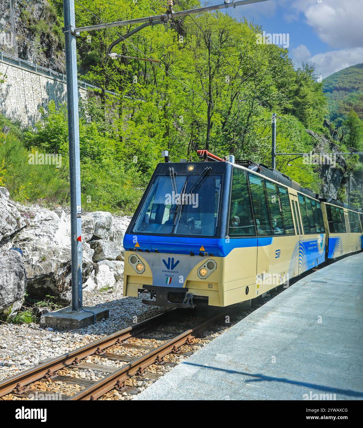Ein Bahnhof oder Bahnhof der Centovalli-Eisenbahnlinie, die zwischen Domodossola (Italien) und Locarno (Schweiz) in Europa verkehrt Stockfoto