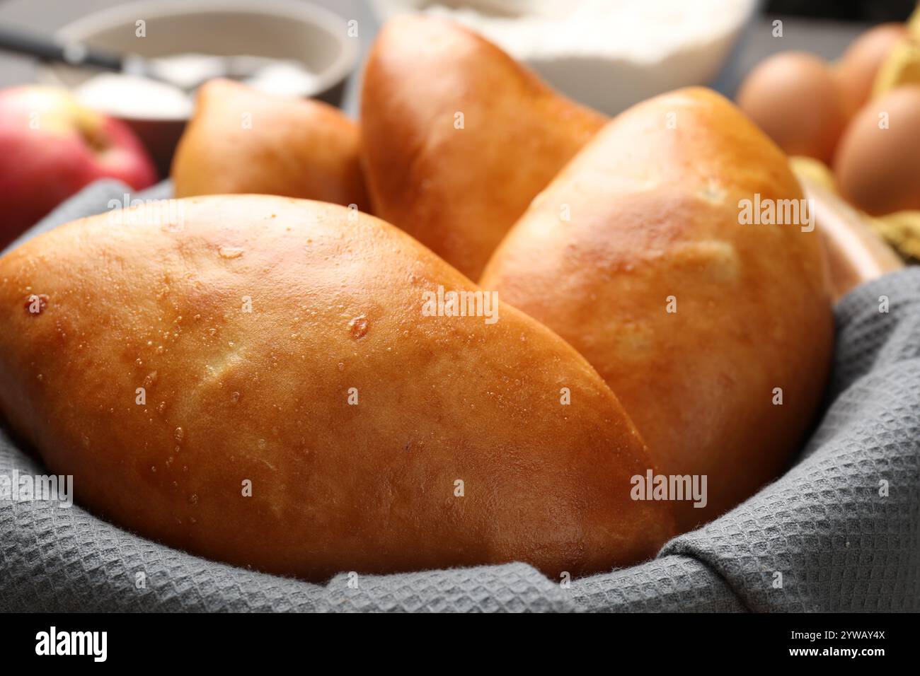 Köstliche Pirozhki (gefüllte Teigpastete) in Schüssel, Nahaufnahme Stockfoto Köstliche Pirozhki (gefüllte Teigpastete) in Schüssel, Nahaufnahme Stockfoto