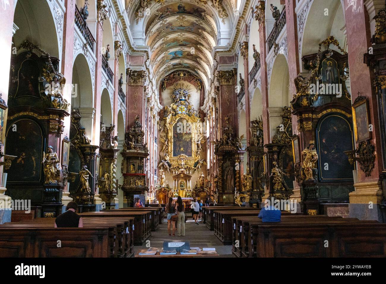 Die Kirche Saint James Interior mit Blick auf den Altar und die Madonna pietatis. Prag, Tschechien, Tschechische Republik. Stockfoto Die Kirche Saint James Interior mit Blick auf den Altar und die Madonna pietatis. Prag, Tschechien, Tschechische Republik. Stockfoto