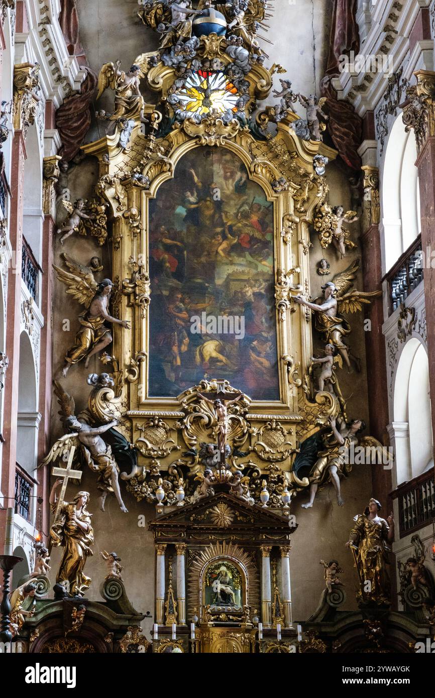 Kirche Saint James Interior, Gemälde über der Madonna pietatis, das das Martyrium des Heiligen Jakobus zeigt. Prag, Tschechien, Tschechische Republik. Stockfoto Kirche Saint James Interior, Gemälde über der Madonna pietatis, das das Martyrium des Heiligen Jakobus zeigt. Prag, Tschechien, Tschechische Republik. Stockfoto