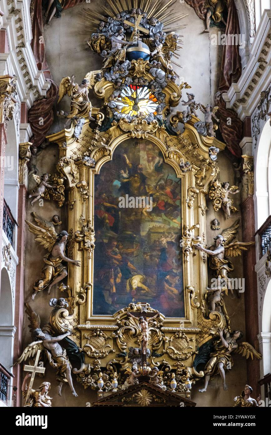 Kirche Saint James Interior, Gemälde über der Madonna pietatis, das das Martyrium des Heiligen Jakobus zeigt. Prag, Tschechien, Tschechische Republik. Stockfoto Kirche Saint James Interior, Gemälde über der Madonna pietatis, das das Martyrium des Heiligen Jakobus zeigt. Prag, Tschechien, Tschechische Republik. Stockfoto