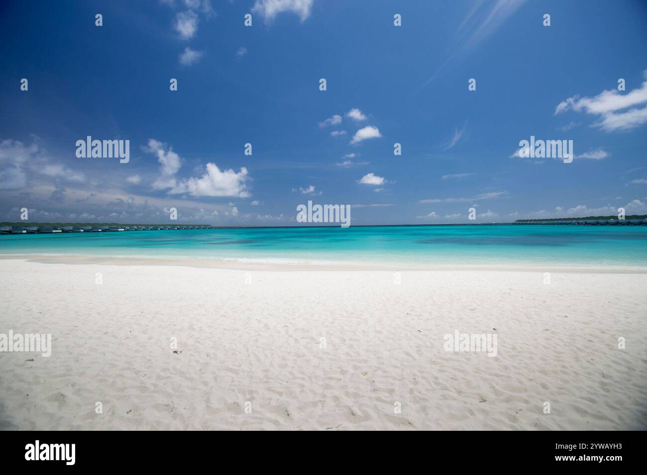 Weiße Sandstrände mit wunderschönem blauen Wasser auf den Malediven, Noonu Atoll Stockfoto Weiße Sandstrände mit wunderschönem blauen Wasser auf den Malediven, Noonu Atoll Stockfoto