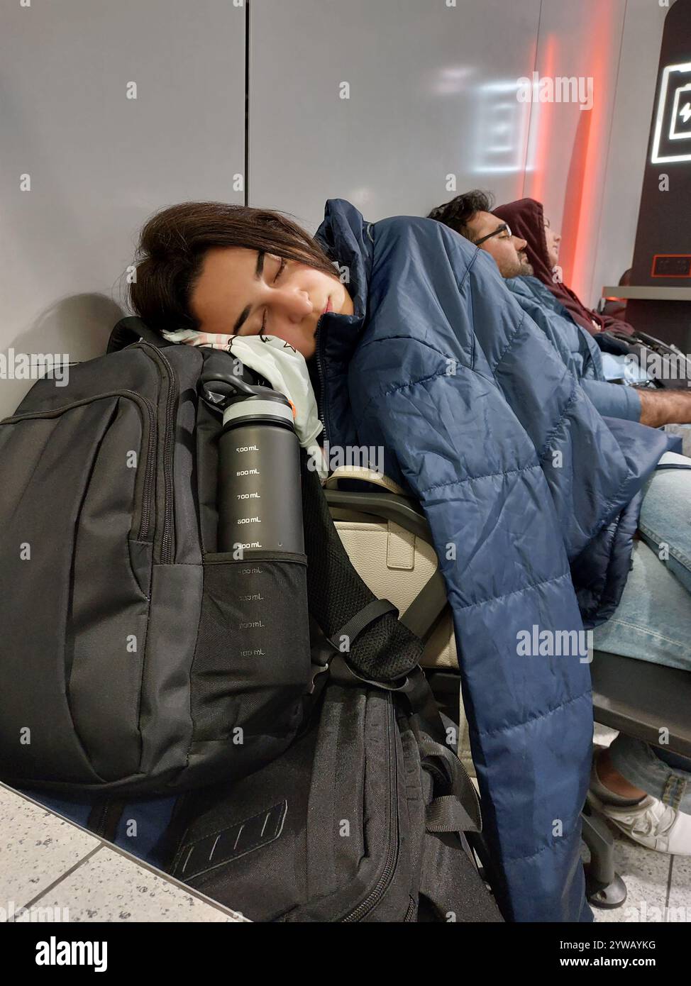 Junge Frau schläft beim Warten auf den Flug am budapest Flughafen ungarn Stockfoto