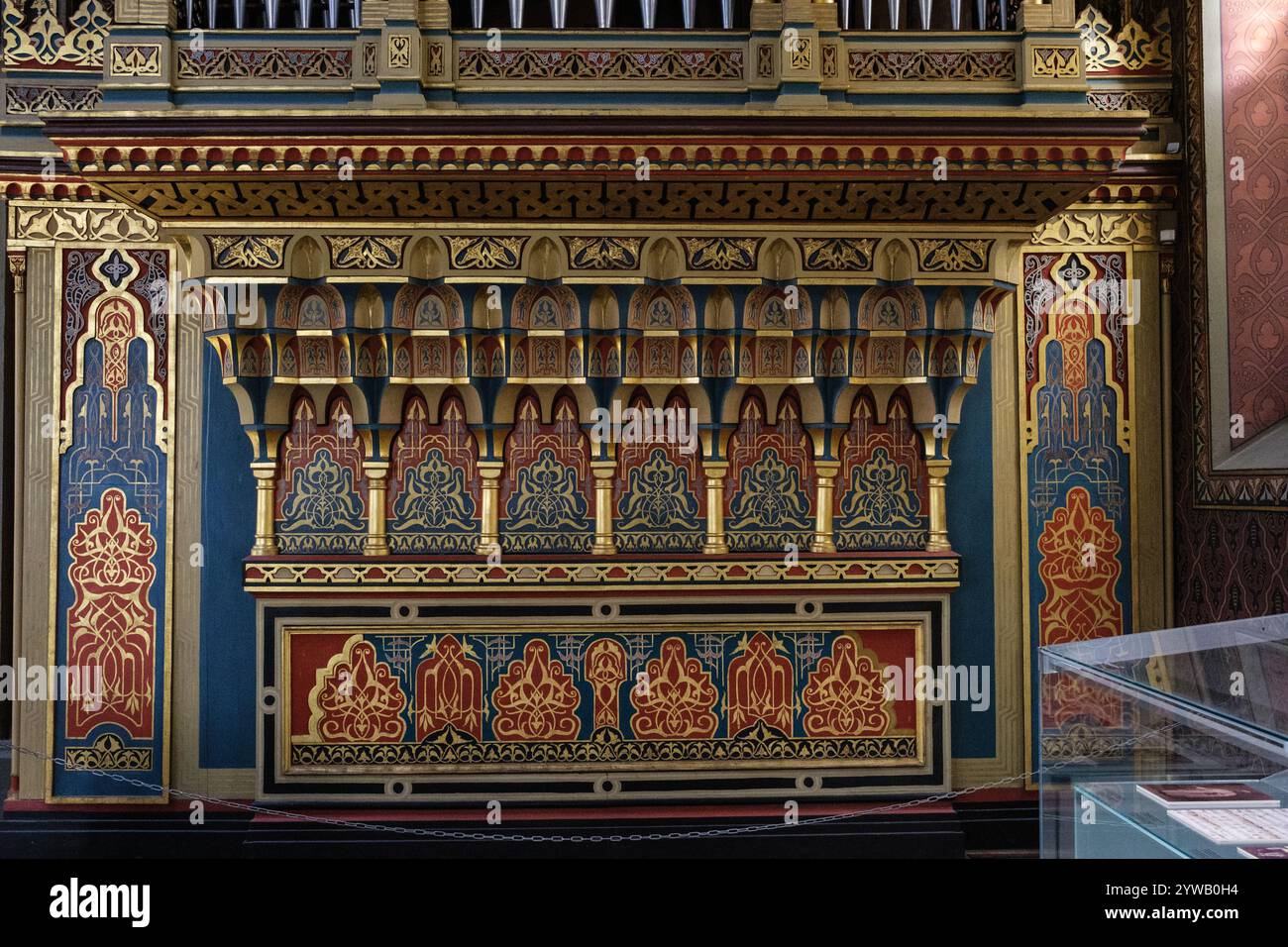 Spanische Synagoge innen, Arabesk-Dekoration. Prag, Tschechien, Tschechische Republik. Stockfoto