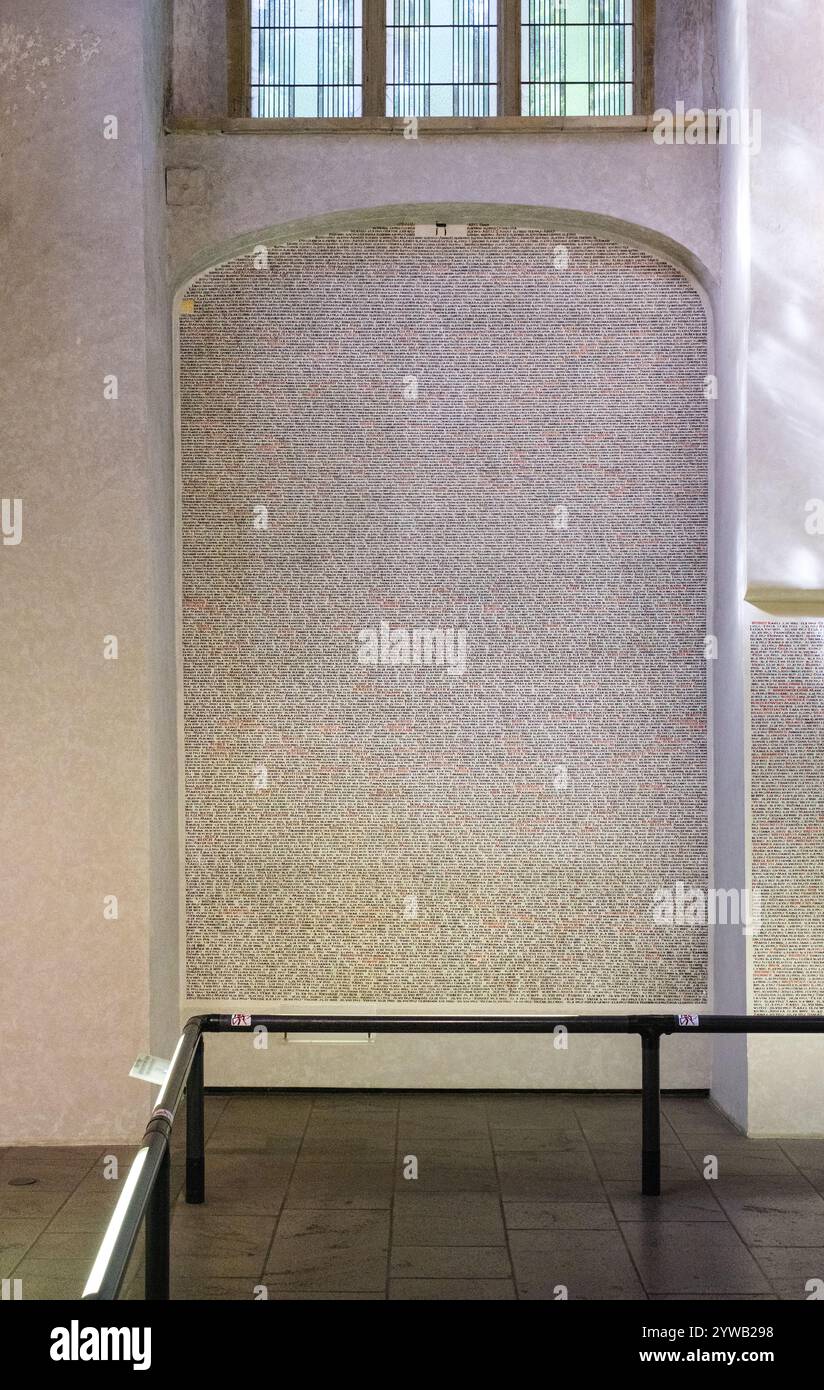 Pinkas-Synagoge, Namen der Opfer, die im Zweiten Weltkrieg von den Nazis in die Gaskammer geschickt wurden Prag, Tschechien. Stockfoto
