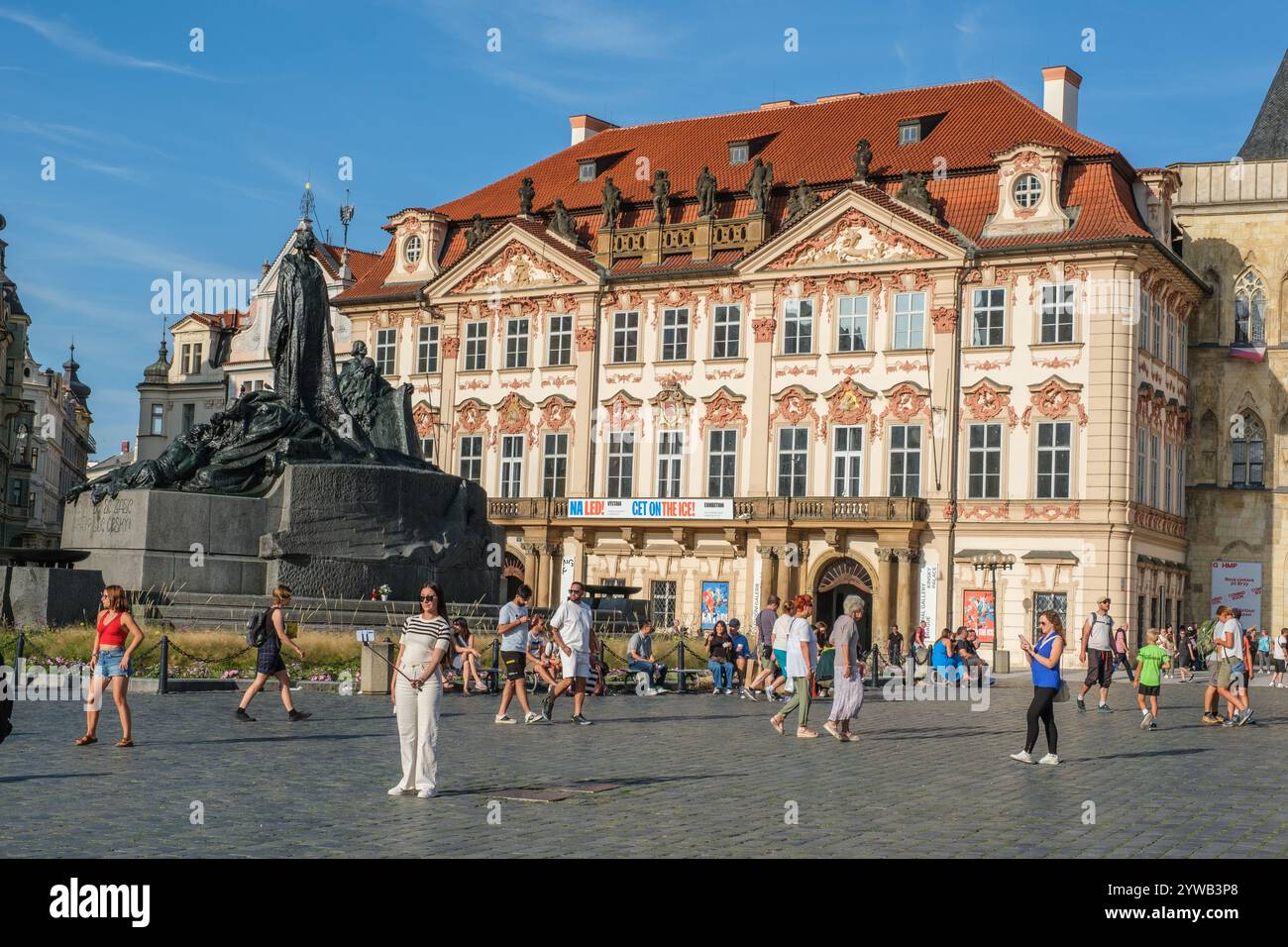 Kinsky Palace, Altstädter Ring, Prag, Tschechien. Jan Hus Memorial auf der linken Seite. Kinsky Palace im Hintergrund. Stockfoto