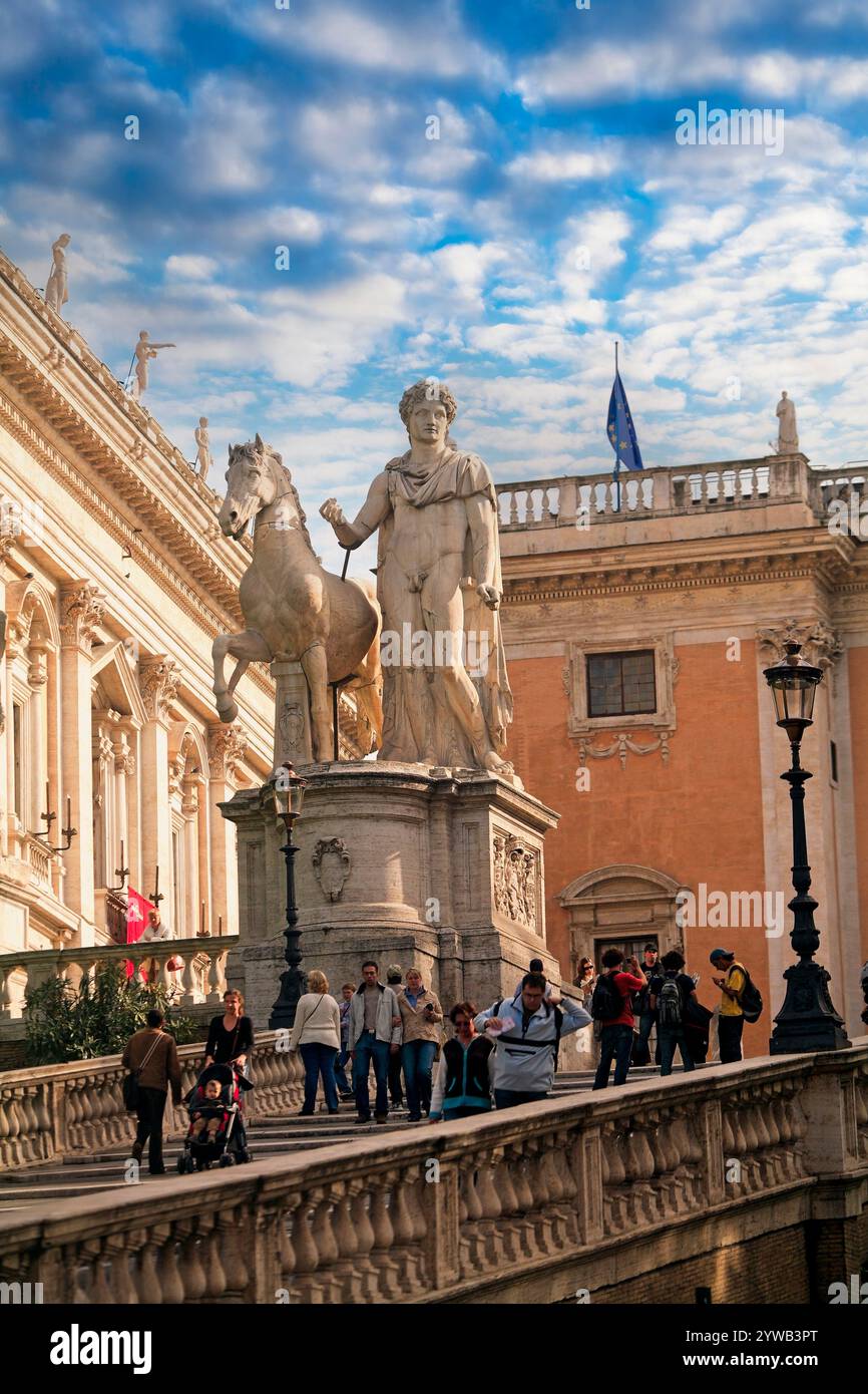 Italien Latium Rom der Campidoglio, auch Kapitolshügel (Mons Capitolinus) genannt, ist der kleinste Hügel, auf dem Rom gegründet wurde. Auf dem Hügel steht der Palazzo Senatorio, der Sitz der Gemeinde, erbaut 1144. Stockfoto