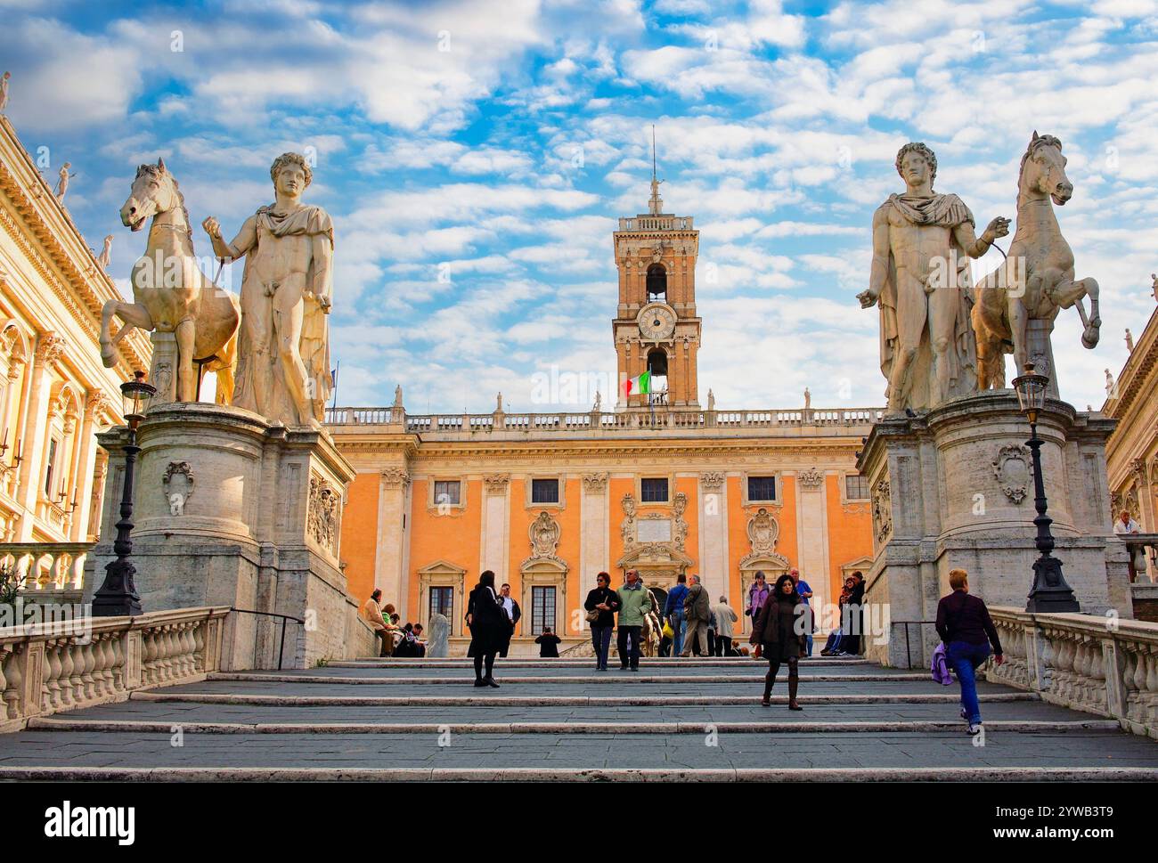 Italien Latium Rom der Campidoglio, auch Kapitolshügel (Mons Capitolinus) genannt, ist der kleinste Hügel, auf dem Rom gegründet wurde. Auf dem Hügel steht der Palazzo Senatorio, der Sitz der Gemeinde, erbaut 1144. Stockfoto