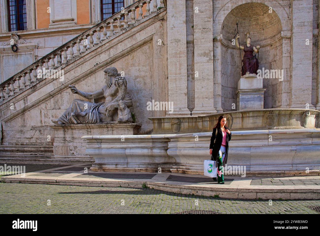 Italien Latium Rom der Campidoglio, auch Kapitolshügel (Mons Capitolinus) genannt, ist der kleinste Hügel, auf dem Rom gegründet wurde. Auf dem Hügel steht der Palazzo Senatorio, der Sitz der Gemeinde, erbaut 1144. Statue des Flusses Tevere Stockfoto
