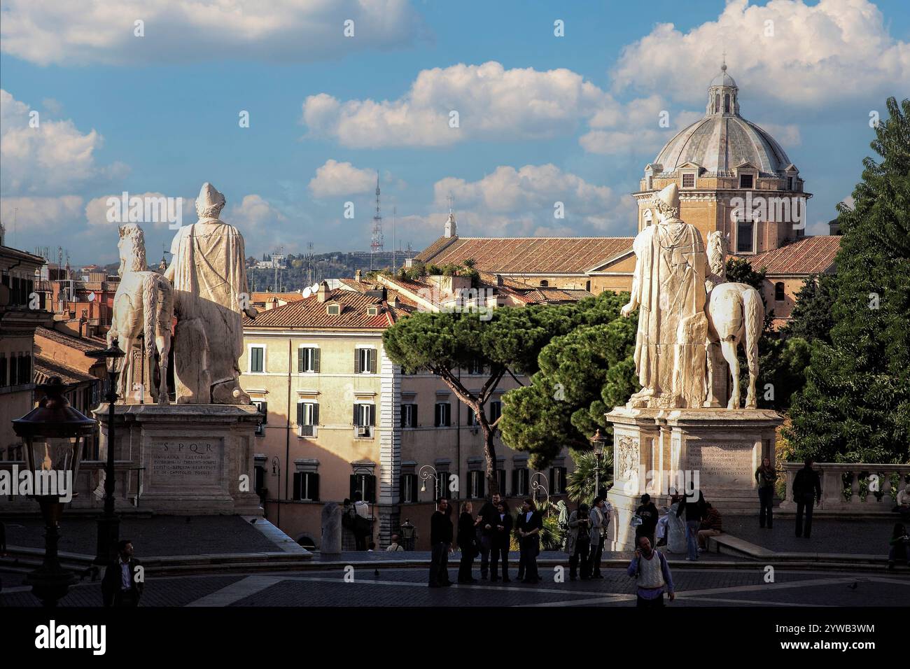 Italien Latium Rom der Campidoglio, auch Kapitolshügel (Mons Capitolinus) genannt, ist der kleinste Hügel, auf dem Rom gegründet wurde. Auf dem Hügel steht der Palazzo Senatorio, der Sitz der Gemeinde, erbaut 1144. Stockfoto