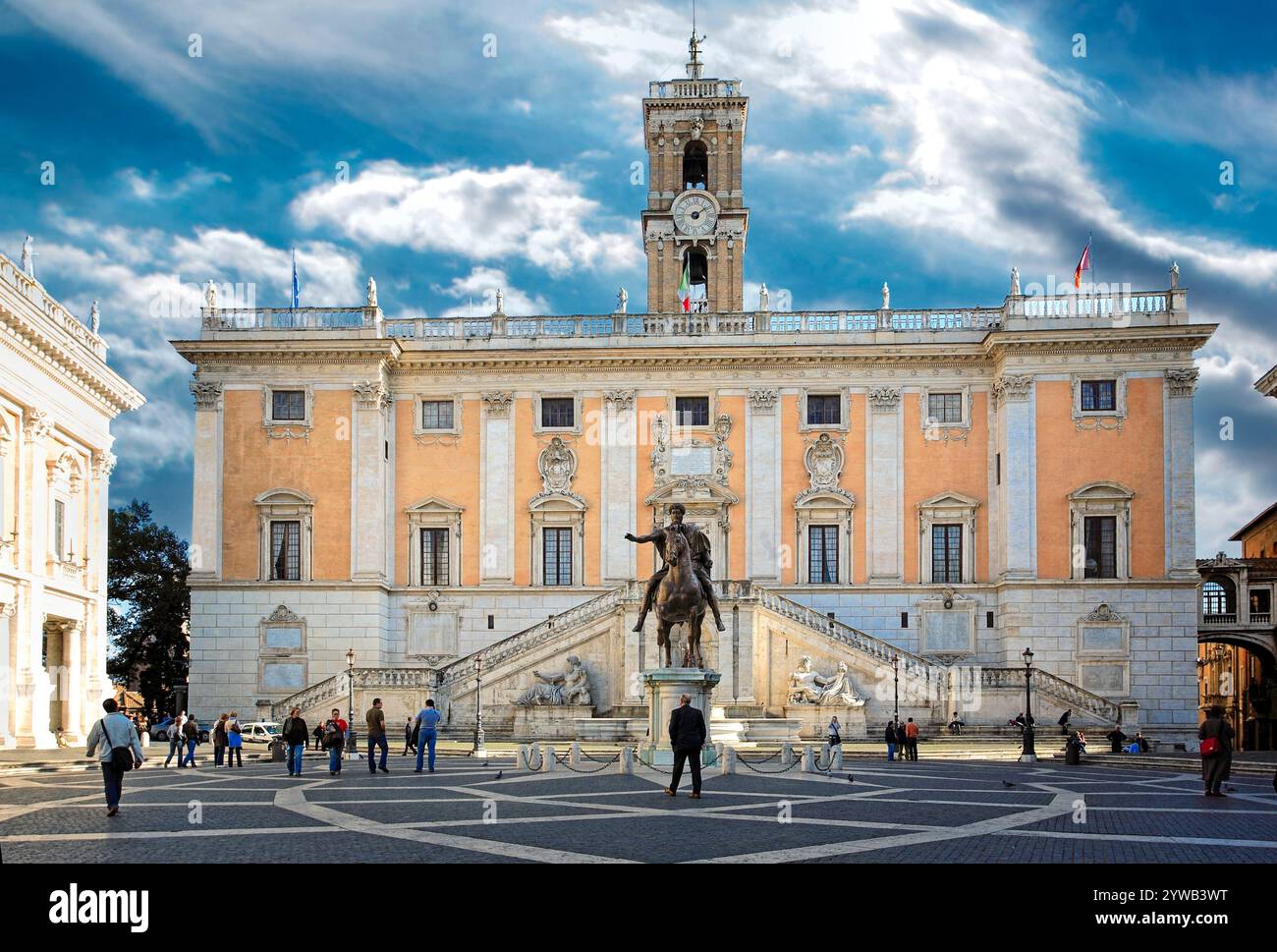 Italien Latium Rom der Campidoglio, auch Kapitolshügel (Mons Capitolinus) genannt, ist der kleinste Hügel, auf dem Rom gegründet wurde. Auf dem Hügel steht der Palazzo Senatorio, der Sitz der Gemeinde, erbaut 1144. - Stockfoto