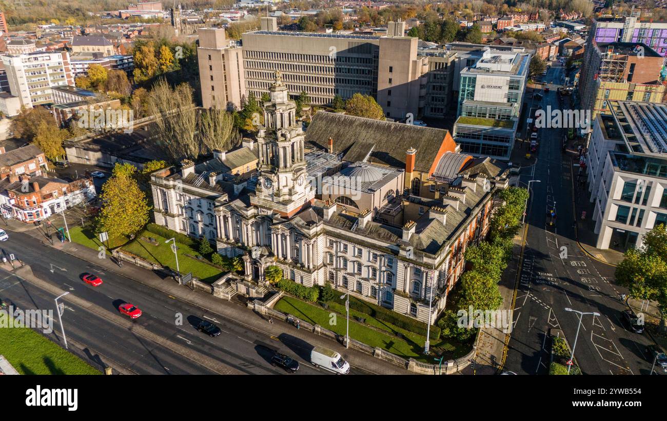 Das ehemalige St. Thomas' Hospital in Shaw Heath, Stockport, unternimmt seine ersten Schritte, um St. Thomas’ Gardens zu werden, mit der Bodenbremsung des Büros Stockfoto
