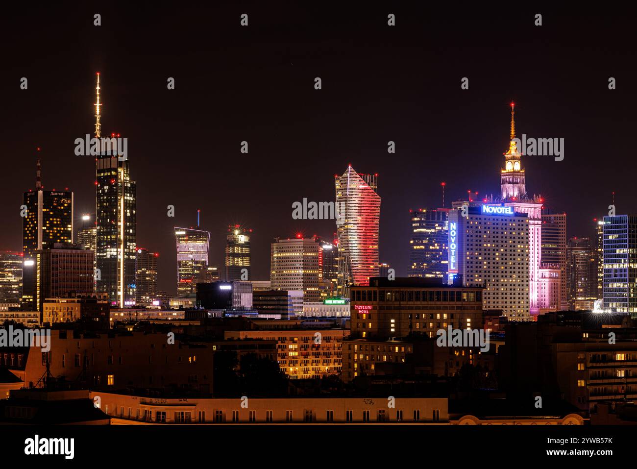 Pulsierende Skyline der Stadt, beleuchtet durch bunte Lichter und hoch aufragende Wolkenkratzer Stockfoto