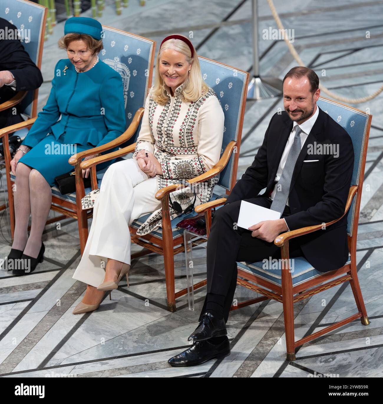 Oslo, Norwegen 10. Dezember 2024 Königin Sonja von Norwegen Kronprinzessin Mette Marit von Norwegen Kronprinz Haakon Magnus von Norwegen nimmt an der Verleihung des Friedensnobelpreises im Rathaus von Oslo Teil und ehrt den diesjährigen Preisträger Nihon Hidankyo, vertreten durch Generalsekretär Terum Tanaka aus Japan in Oslo, Norwegen Stockfoto