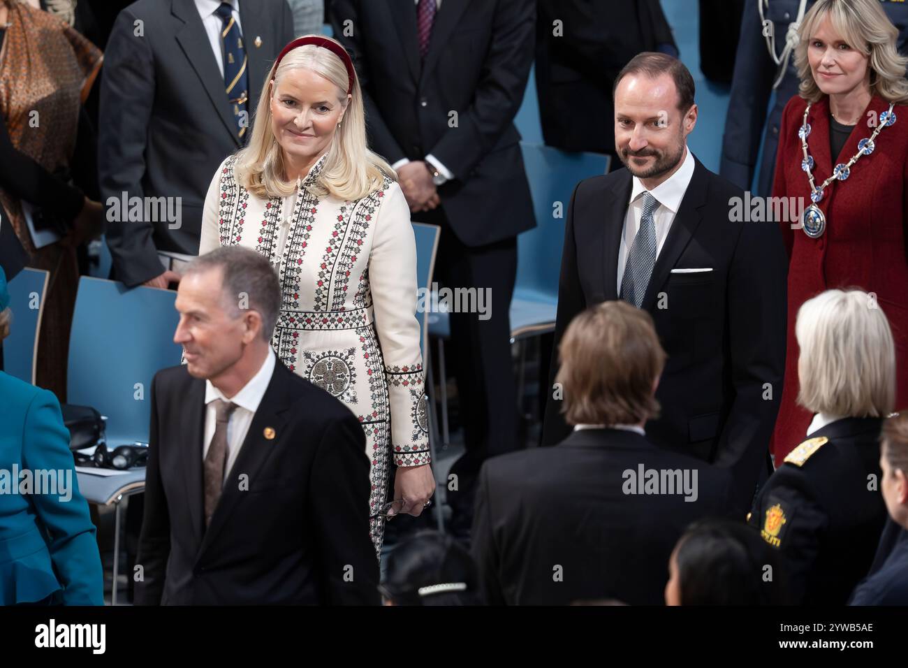 Oslo, Norwegen 10. Dezember 2024 Kronprinzessin Mette Marit von Norwegen, Kronprinz Haakon Magnus von Norwegen nimmt an der Verleihung des Friedensnobelpreises im Rathaus von Oslo Teil und ehrt den diesjährigen Preisträger Nihon Hidankyo, vertreten durch Generalsekretär Terum Tanaka aus Japan in Oslo, Norwegen Credit: Nigel Waldron/Alamy Live News Stockfoto