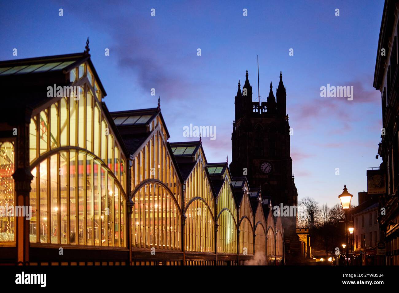 Stockport Wahrzeichen Gebäude St. Mary's Parish Church und ikonische Markthalle Stockfoto