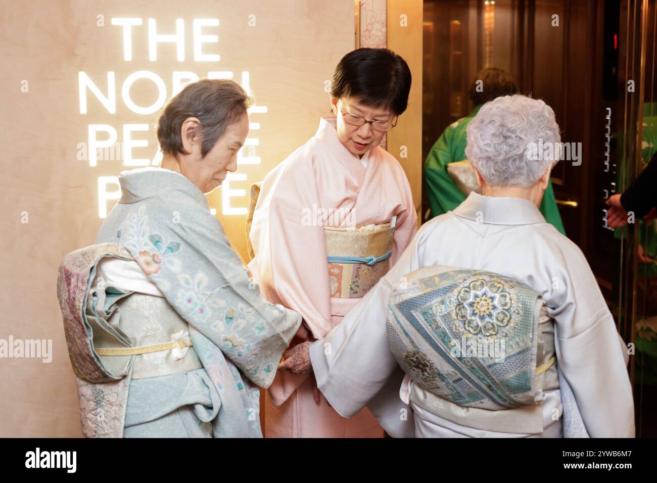 Oslo 20241210. Gäste kommen am Dienstag zum Nobelbankett im Grand Hotel in Oslo im Zusammenhang mit dem Friedensnobelpreis an. Die Organisation Nihon Hidankyo, die Volksbewegung der Überlebenden der Atomangriffe auf Hiroshima und Nagasaki, erhielt die Auszeichnung für ihre Arbeit für eine Welt ohne Atomwaffen und für ihr Zeugnis, warum Atomwaffen nie wieder eingesetzt werden dürfen. Foto: Jonas war Henriksen / NTB Stockfoto