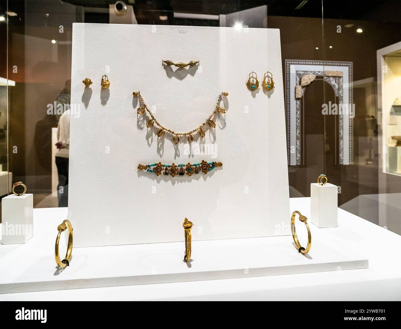 Jerewan, Armenien - 1. Dezember 2024: goldener Schmuck aus dem 11. Bis 13. Jahrhundert im Armenischen Geschichtsmuseum in Jerewan Stadt am Wintertag Stockfoto