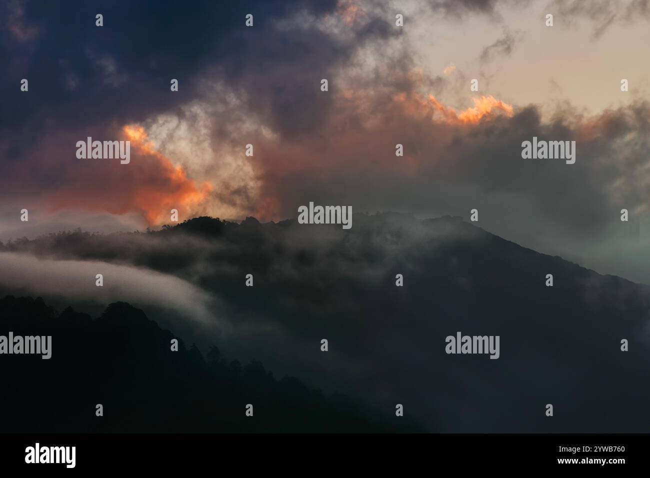 Bunte Wolken über dem Himalaya, nachdem die Sonne hinter den Berggipfeln untergegangen ist. Nach Sonnenuntergang wurde das Naturviehbild in Okhrey, Sikkim gedreht Stockfoto