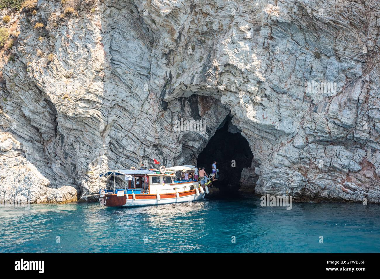 Marmaris, Türkei - 21. Juli 2024. Boot mit Touristen in die Phosphorhöhle in den Klippen der Südwestküste von Cennet Island in Marmaris, T Stockfoto