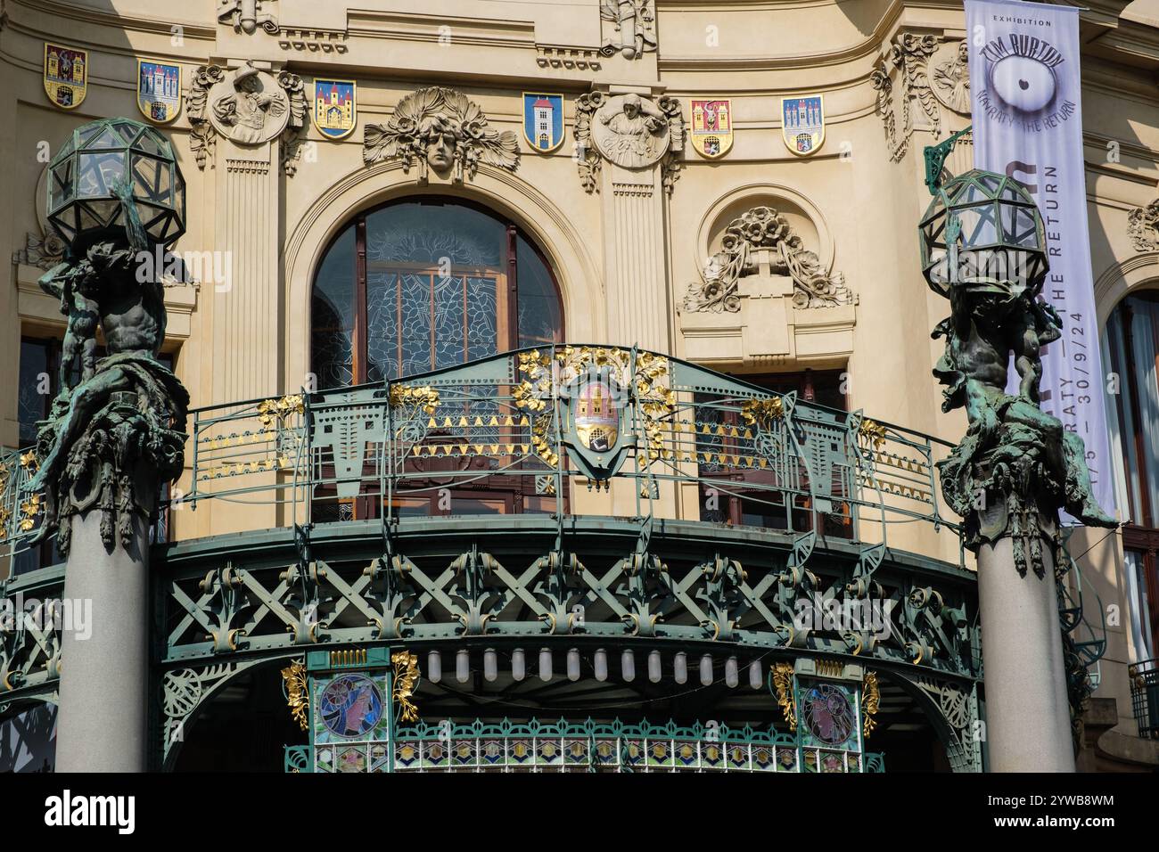 Gemeindehaus, Prags schönstes Beispiel für Jugendstilarchitektur. Medaillon mit einer Burg mit drei Türmen, dem Wahrzeichen von Prag. Tschechien Stockfoto