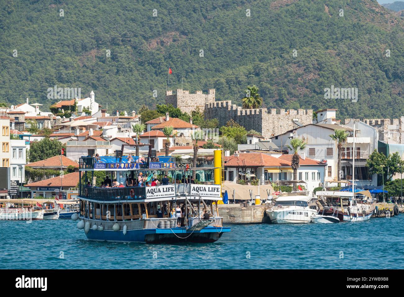 Marmaris, Türkei - 21. Juli 2024. Blick auf die Küste von Marmaris und das Schloss. Die Burg wurde von Suleiman dem Großen im 16. Jahrhundert rekonstruiert Stockfoto