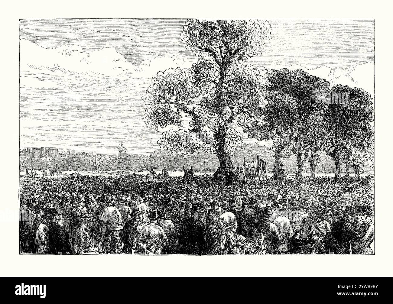 Eine alte Gravur der riesigen Menge beim Treffen der Reform League in Hyde Park, London, England, Großbritannien am 23. Juli 1866. Es stammt aus einem viktorianischen Geschichtsbuch aus dem jahr 1900. Der Baum, unter dem die Menge angesprochen wurde, wurde als Reformerbaum bekannt. Demonstranten brachen in den Park ein, was zu Streitigkeiten mit der Polizei und mehrtägigen Unruhen führte (manchmal auch Hyde Park Relings Affair genannt). Die Reform League war eine Organisation, die 1865 gegründet wurde, um sich für das allgemeine Männlichkeitswahlrecht in Großbritannien einzusetzen. Sie hatten ihren Ursprung in der chartistischen Bewegung, aber nicht so radikal. Stockfoto