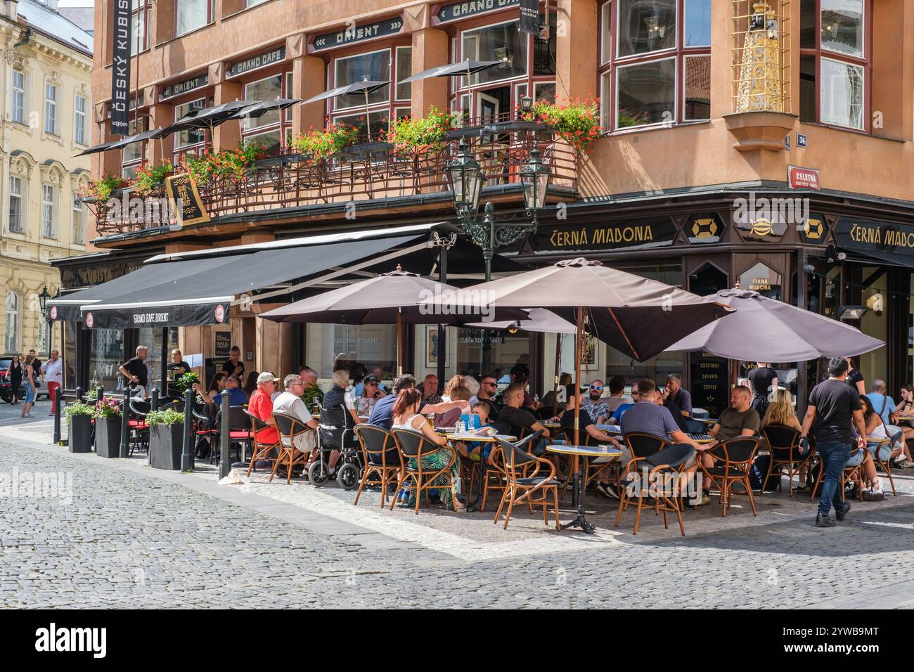 Sidewalk Restaurant im Haus der Schwarzen Madonna, Prag, Tschechien. Stockfoto