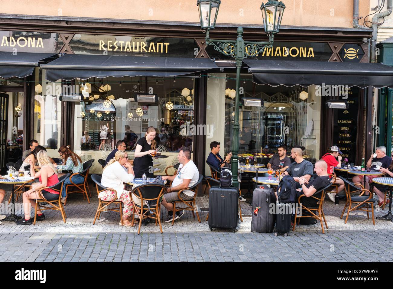 Sidewalk Restaurant im Haus der Schwarzen Madonna, Prag, Tschechien. Stockfoto