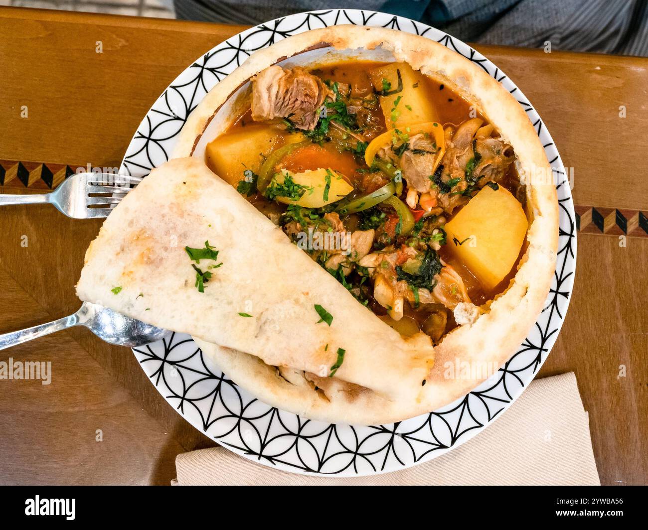 Blick von oben auf das armenische Gericht Khashlama aus Hammelfleisch in einem lokalen Restaurant in Jerewan Stockfoto