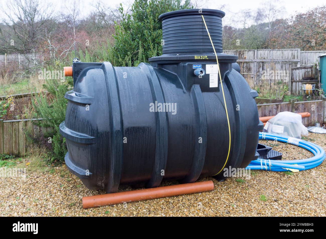 Kingspan Klargester BioAir Kläranlage für Haushalte bereit für die Installation auf einem Hausgrundstück im Land. Stockfoto