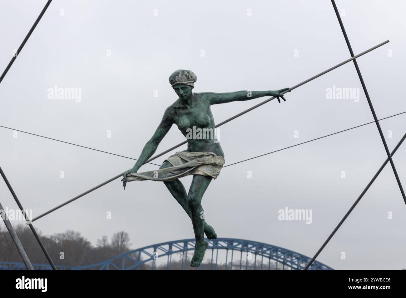 Krakau, Polen. 9. Dezember 2024: Künstlerische Skulptur auf der Fußgängerbrücke in Krakau Stockfoto