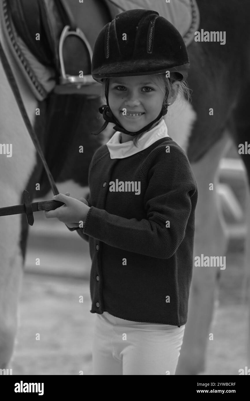 Das Mädchen reitet auf dem Pferd in einer Ausbildung Stockfoto