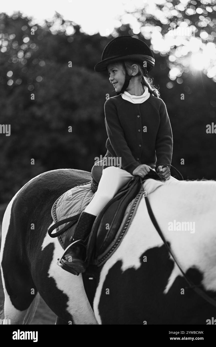 Das Mädchen reitet auf dem Pferd in einer Ausbildung Stockfoto