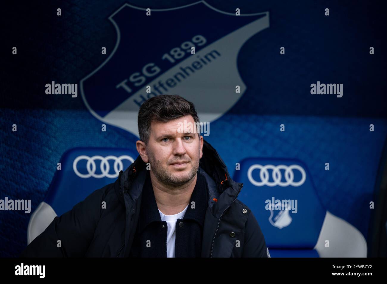 Andreas Schicker (TSG Hoffenheim, Geschaeftsfuehrer Sport) vor TSG Wappen / Logo auf der Trainerbank, GER, TSG 1899 Hoffenheim (TSG) vs. RB Leipzig (RBL), Fussball-Bundesliga, 11. Spieltag, Saison 2024/2025, 23.11.2024 DFB/DFL-Vorschriften verbieten jede Verwendung von Fotografien als Bildsequenzen und/oder Quasi-Video Foto: Eibner-Pressefoto/Michael Memmler Stockfoto